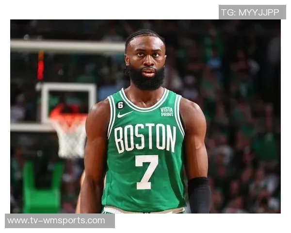 杰伦布朗半场表现平平12投仅4中贡献11分并抢下4个篮板